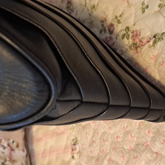 Valentino Garavani Luxury Black Leather Clutch - Picture 3 of 8